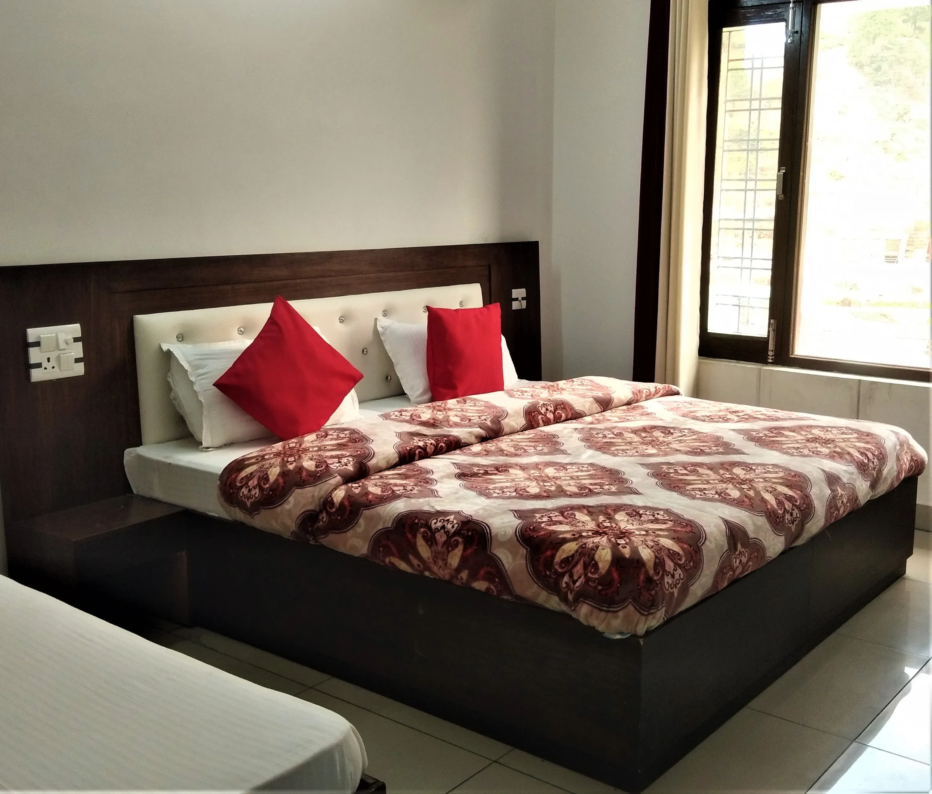 Hotel Jahnavi Uttarkashi [King-size Bed]